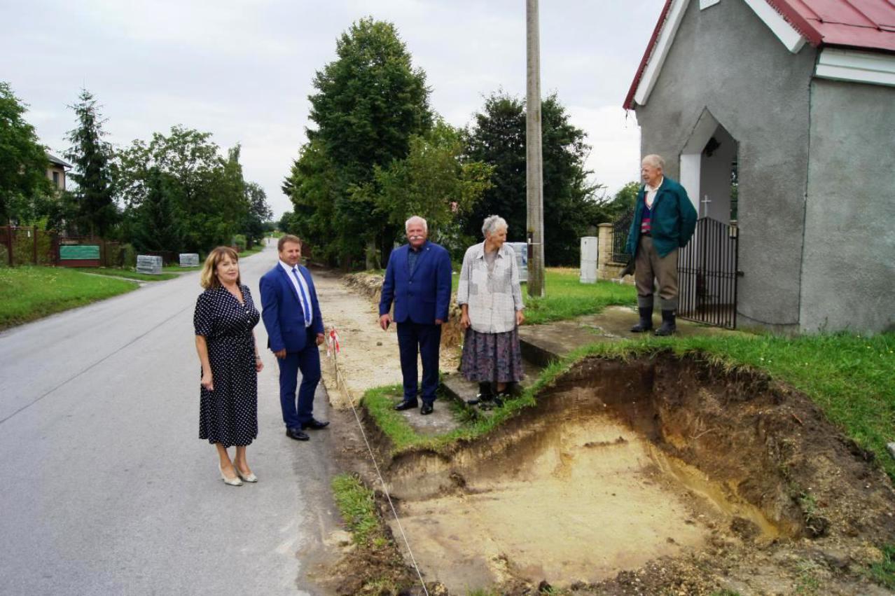 NOWY CHODNIK W STRACHOSŁAWIU